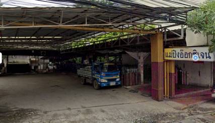 A truck parked in a garage

Description automatically generated